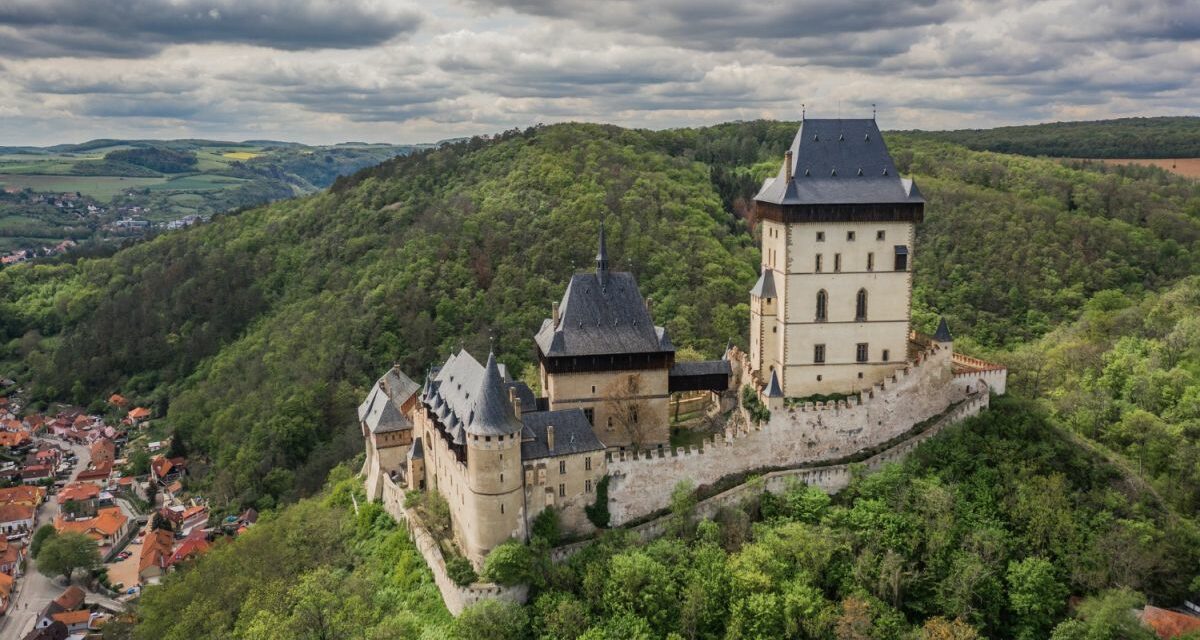 Poznejte hrad Karlštejn a ubytujte se v jeho blízkosti na břehu řeky Berounky