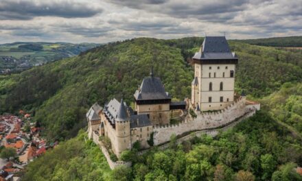 Poznejte hrad Karlštejn a ubytujte se v jeho blízkosti na břehu řeky Berounky